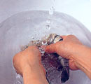 流水でエビを解凍する